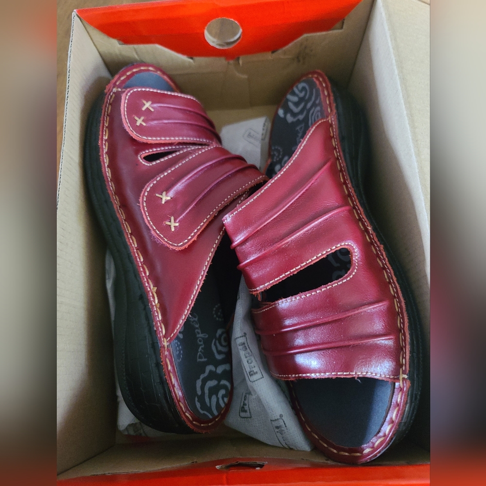 Propét Woman's Sandal - June, size 7.5 x (2E), Red. Brand New